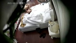 最新罕见的约炮外表很爷们的粗犷男约会亲爱的眼镜小贱人体位多变表情呻吟声享受深夜搞一次早晨又搞一次