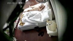 最新罕见的约炮外表很爷们的粗犷男约会亲爱的眼镜小贱人体位多变表情呻吟声享受深夜搞一次早晨又搞一次