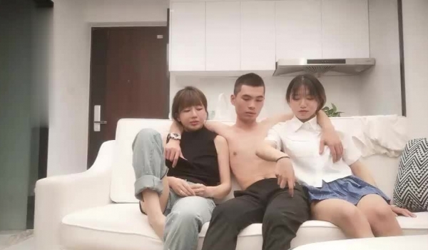 帅小伙6000元又一次约了2位极品性感美女双飞,