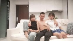 帅小伙6000元又一次约了2位极品性感美女双飞,各种高难度姿势狠狠抽插,特别漂亮的那位被干的太狠了.国语!