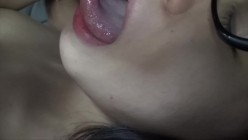 最新红T裤男居家约斯文眼镜小学老师良家人妻美少妇轻轻一搞就淫水泛滥湿透红内内边拍边肏