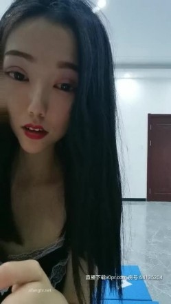 臀翘逼粉水大探花冰冰 别墅健身房大秀，惊险发现教练躲在厕所偷听自己淫荡的发骚声，好害怕，换个健身房继续玩弄骚穴 哥哥吃口奶舔我的骚逼 好吗