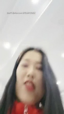 臀翘逼粉水大探花冰冰 别墅健身房大秀，惊险发现教练躲在厕所偷听自己淫荡的发骚声，好害怕，换个健身房继续玩弄骚穴 哥哥吃口奶舔我的骚逼 好吗