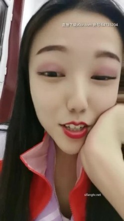 臀翘逼粉水大探花冰冰 别墅健身房大秀，惊险发现教练躲在厕所偷听自己淫荡的发骚声，好害怕，换个健身房继续玩弄骚穴 哥哥吃口奶舔我的骚逼 好吗