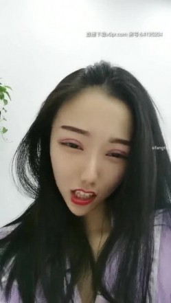 臀翘逼粉水大探花冰冰 别墅健身房大秀，惊险发现教练躲在厕所偷听自己淫荡的发骚声，好害怕，换个健身房继续玩弄骚穴 哥哥吃口奶舔我的骚逼 好吗