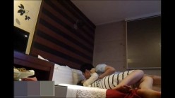 经典推荐 猥琐男盗摄与女神级女友开房 简单亲热就扒裤子肏穴(完整版)