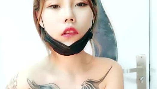 胸前两个翅膀纹身美乳漂亮妹子逼逼粉嫩第三部 跳蛋