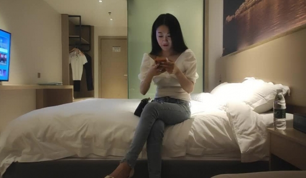 小马丶寻花深夜第二场牛仔裤长腿妹，洗完澡口交舔屌