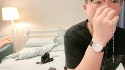 【花少探模特】眼镜男约了个模特学生 在大哥刷礼物要求下干一炮,女神乳头粉嫩,明显脸害羞清纯惹人爱