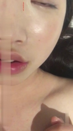 “我上个厕所”刚插了几下就醒了但马上又呼噜震天 迷奸高颜值漂亮嫩妹 打火机插逼逼