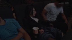 SDAM-083 映画館のレイトショーでうたた寝するお疲れ気味OLを拘束してブランケットの中のねっとり粘着手淫でサイレント失禁イキさせる
